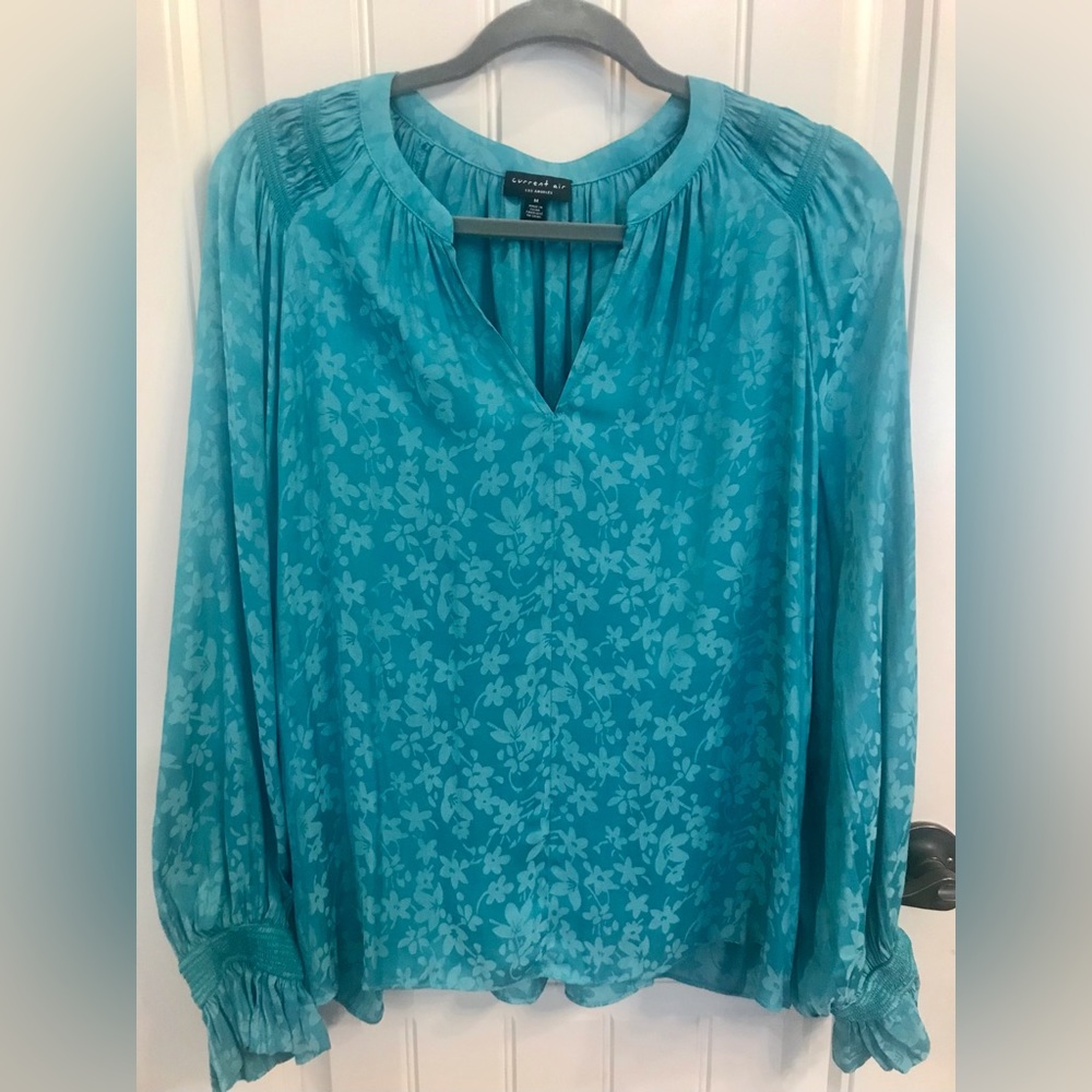 Currant Air size M long sleeve emerald green top with flowers. Never worn.